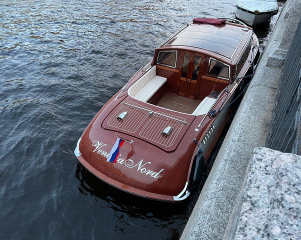 Теплоход Venezia Nord в компании Волна