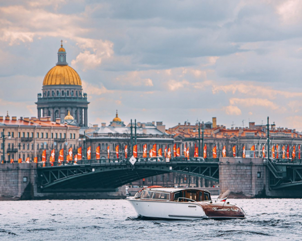 Теплоход Venezia Nord в компании Волна