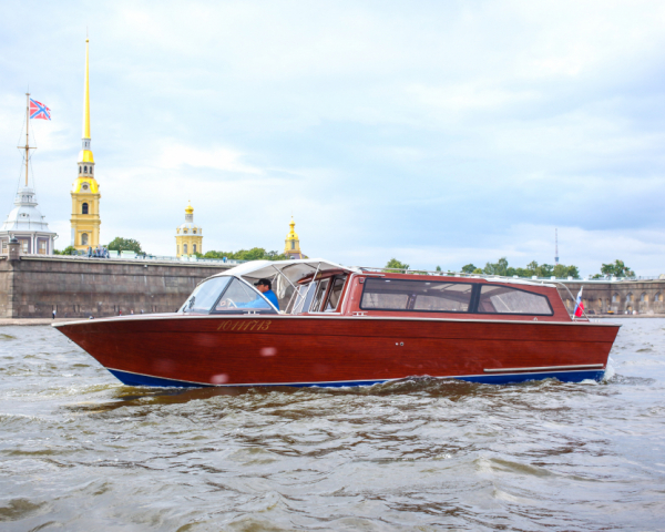 Теплоход Venissa в компании Волна